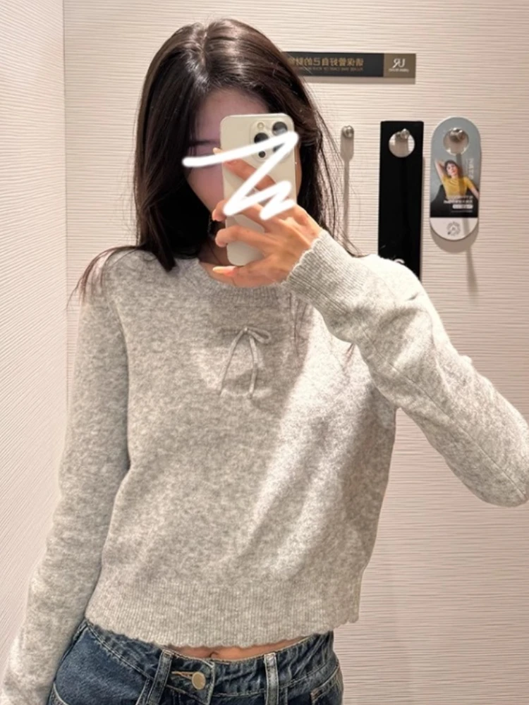 Серый простой вязаный свитер с круглым вырезом и бантом женский осенне-зимний