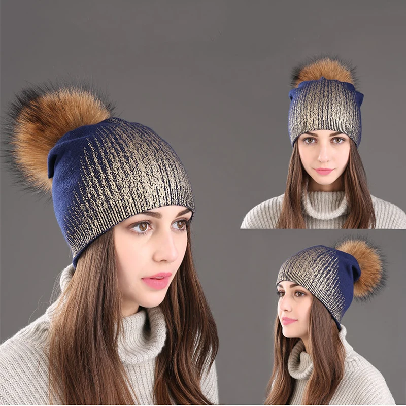 

Вязаная шапка с помпоном из натурального меха енота