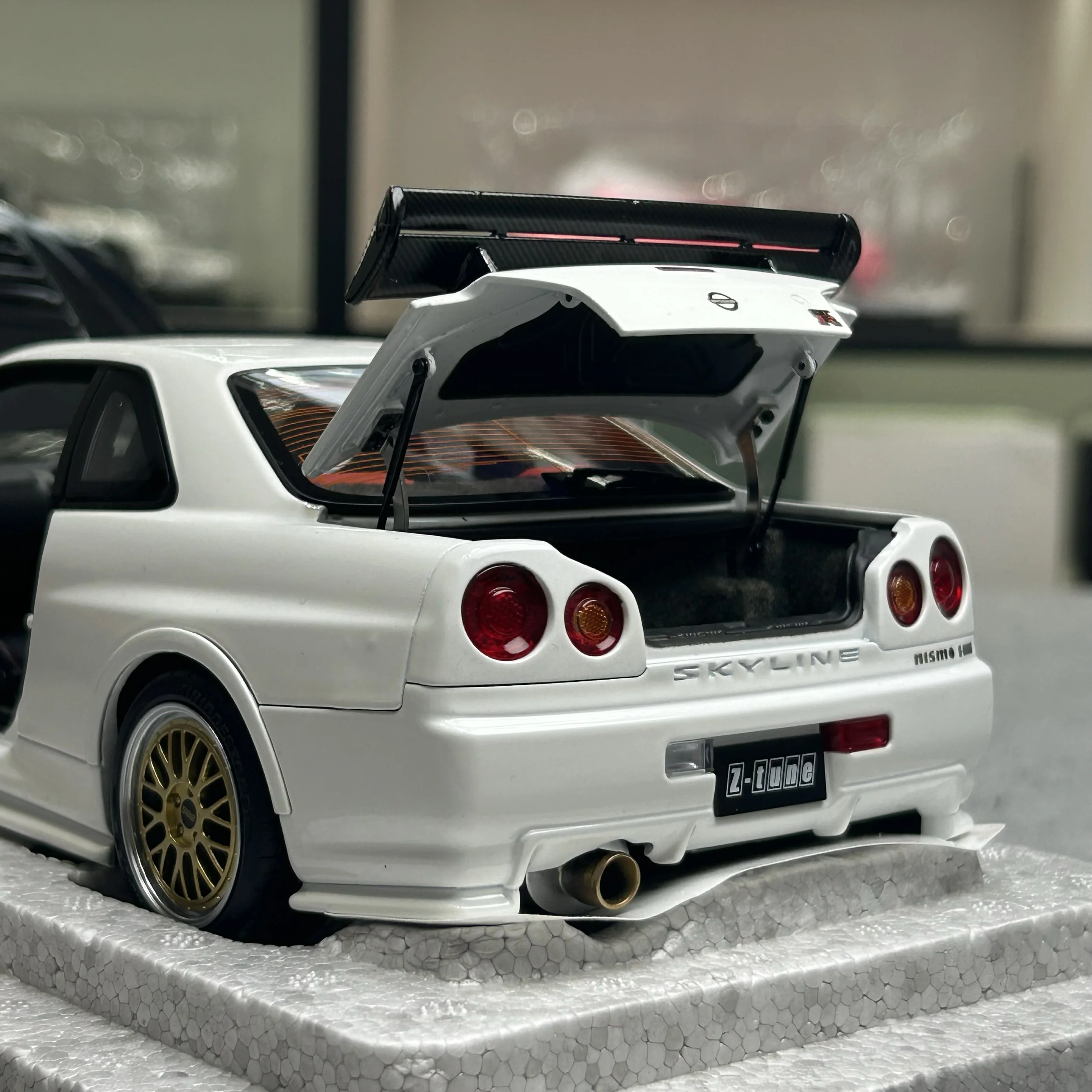 Фото MH 1:18 GTR R34 Z-tune nismo White Exhibition Limited Edition, полноразмерная литая модель автомобиля из сплава, украшения для взрослых №5