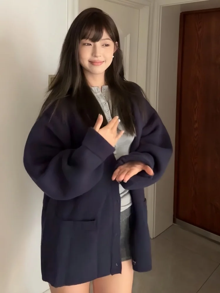 Темно-синий вязаный кардиган с длинными рукавами и v-образным вырезом женский