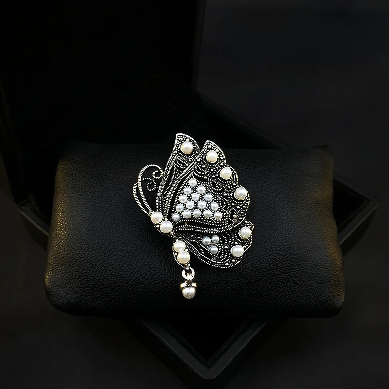 

Upscale Retro Pearl Butterfly Brooch for Women Suit Neckline Exquisite Clothes Insect Pin Accessories Pins Corsage Jewelry Gifts