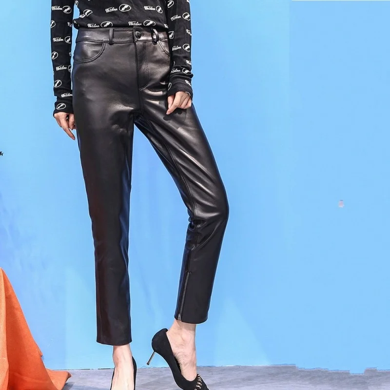 Рисунок 4 - Осенние женские черные прямые брюки