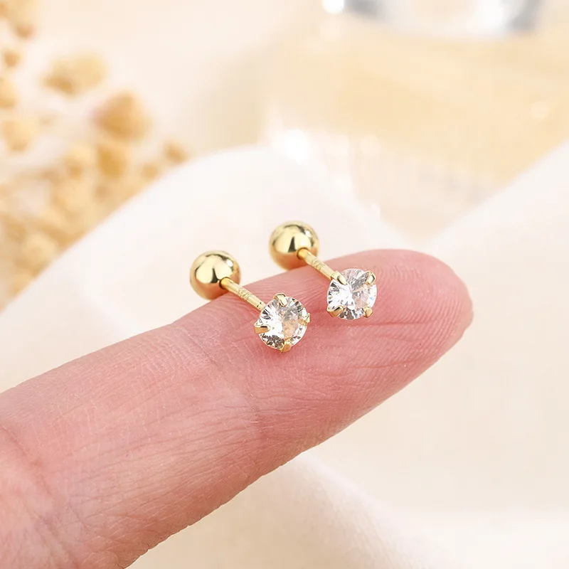 Серьги-гвоздики золотого и серебряного цвета с четырьмя зубцами из циркония для