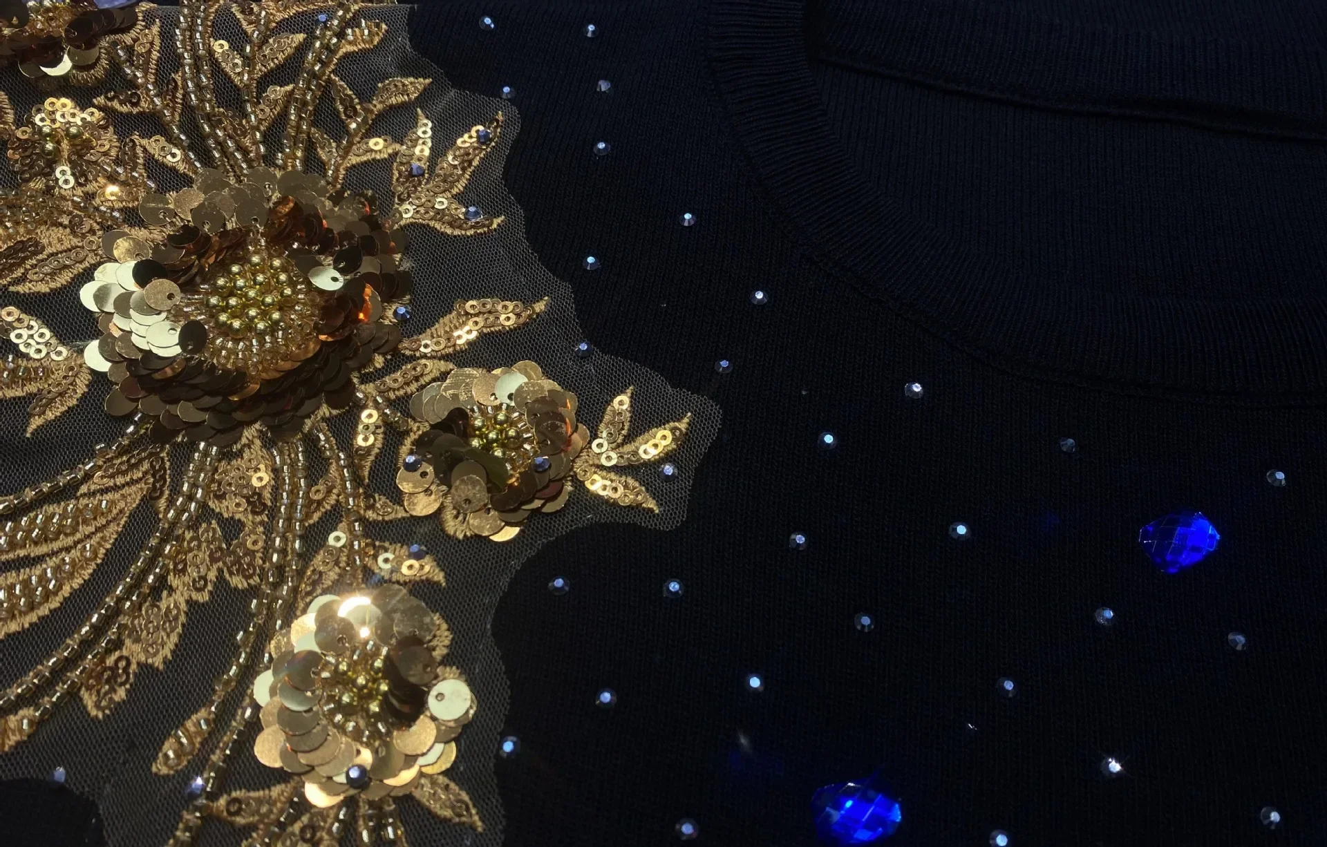 Женский комплект из двух предметов с блестками и вышивкой