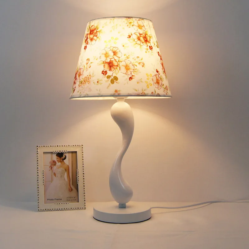 Metal Table Lamp Modern Minimalist Creative Bedroom Bedside Lamp Fashion Fabric Lampshade Reading Light Bureau De Chambre  A