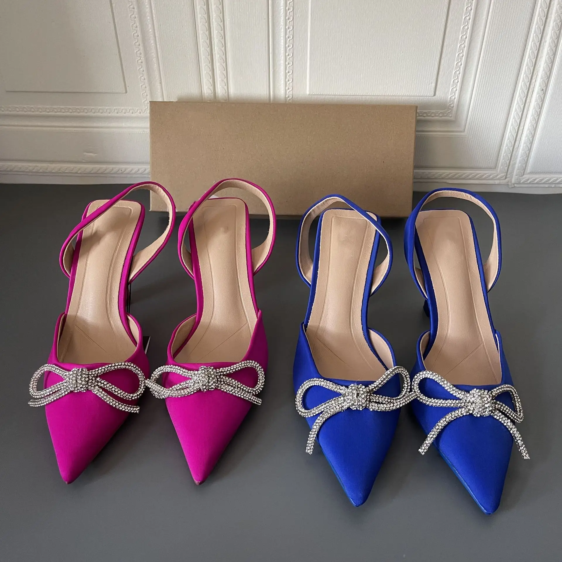 

Женские туфли-лодочки на высоком каблуке, с ремешком на пятке