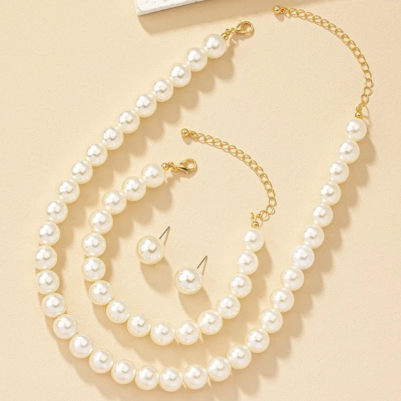 Ожерелье и серьги из искусственного жемчуга