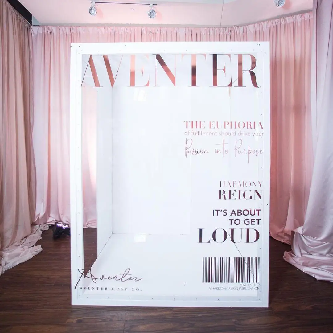 Фотобокс из ПВХ для оформления свадебной фотобудки