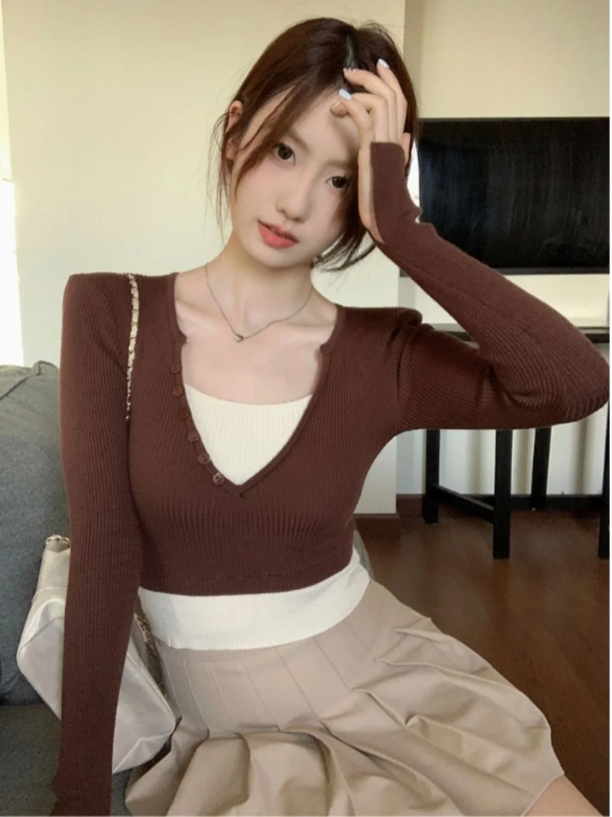 Женский вязаный топ из двух предметов в тон с полуоткрытым воротником стиле