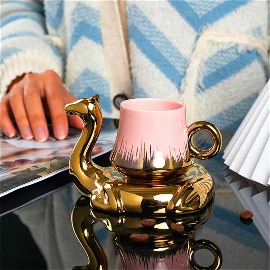 

Керамический набор чашек и тарелок в форме верблюда