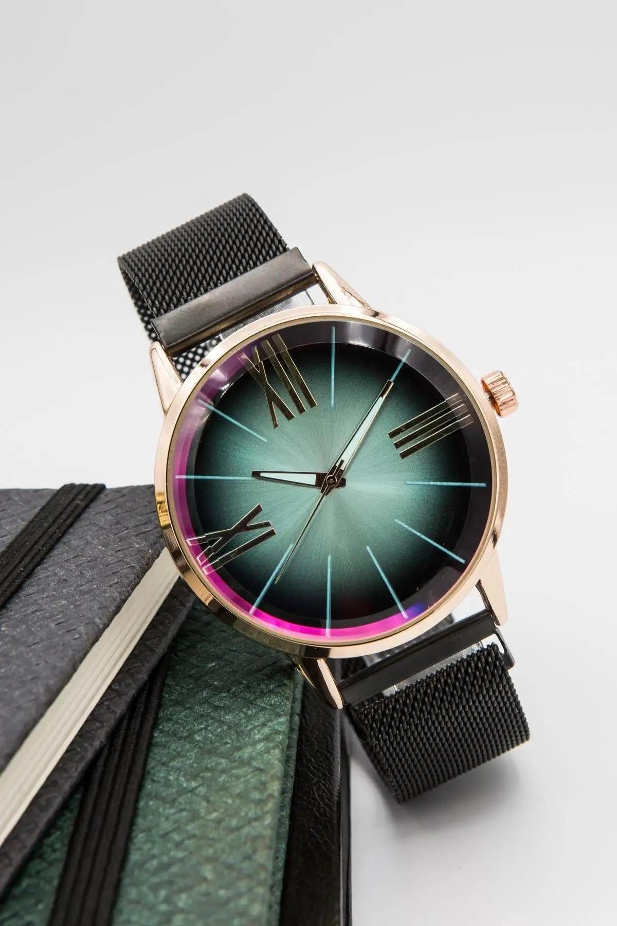 

2022 Watches Unisex Colorful Glass Magnet Cord New Luxury Quartz Clock Top Stylish Brand Sport Fashion High Quality