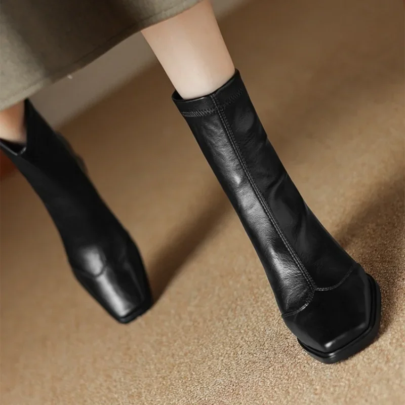 Женские короткие сапоги из натуральной кожи на массивном высоком каблуке