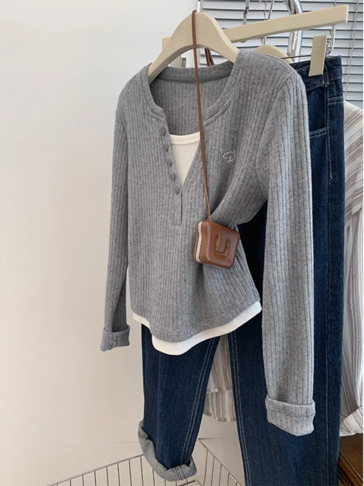 Plus Size Gray Fake Two Pieces V-neck Knit Women Spring and Autumn 2024 New Design Sense Retro Shoulder Pullover Top