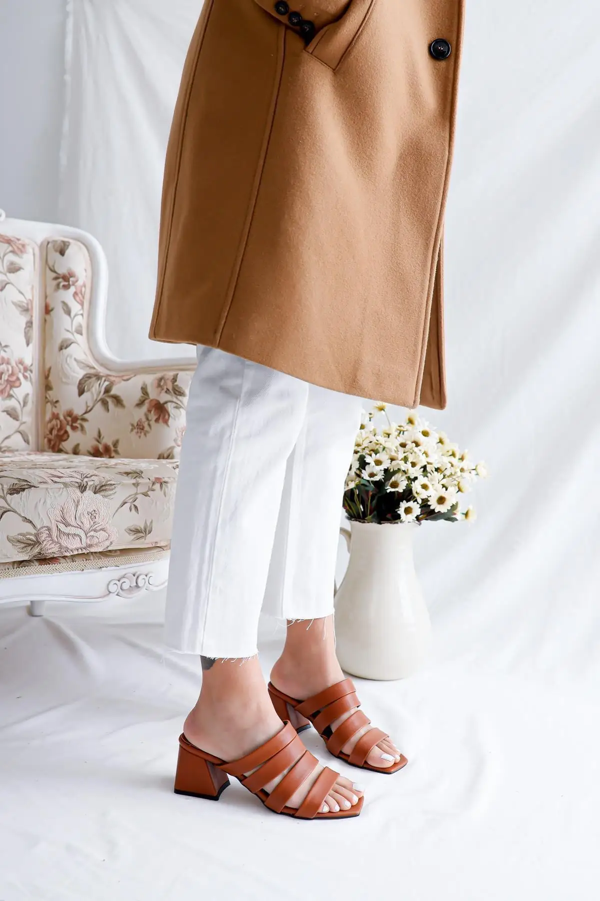 

Anabel Taba Four Banded Low-Rise Heels Slippers