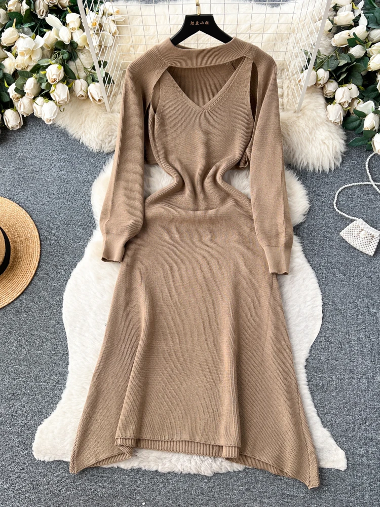 

Женское трикотажное платье-трапеция с V-образным вырезом