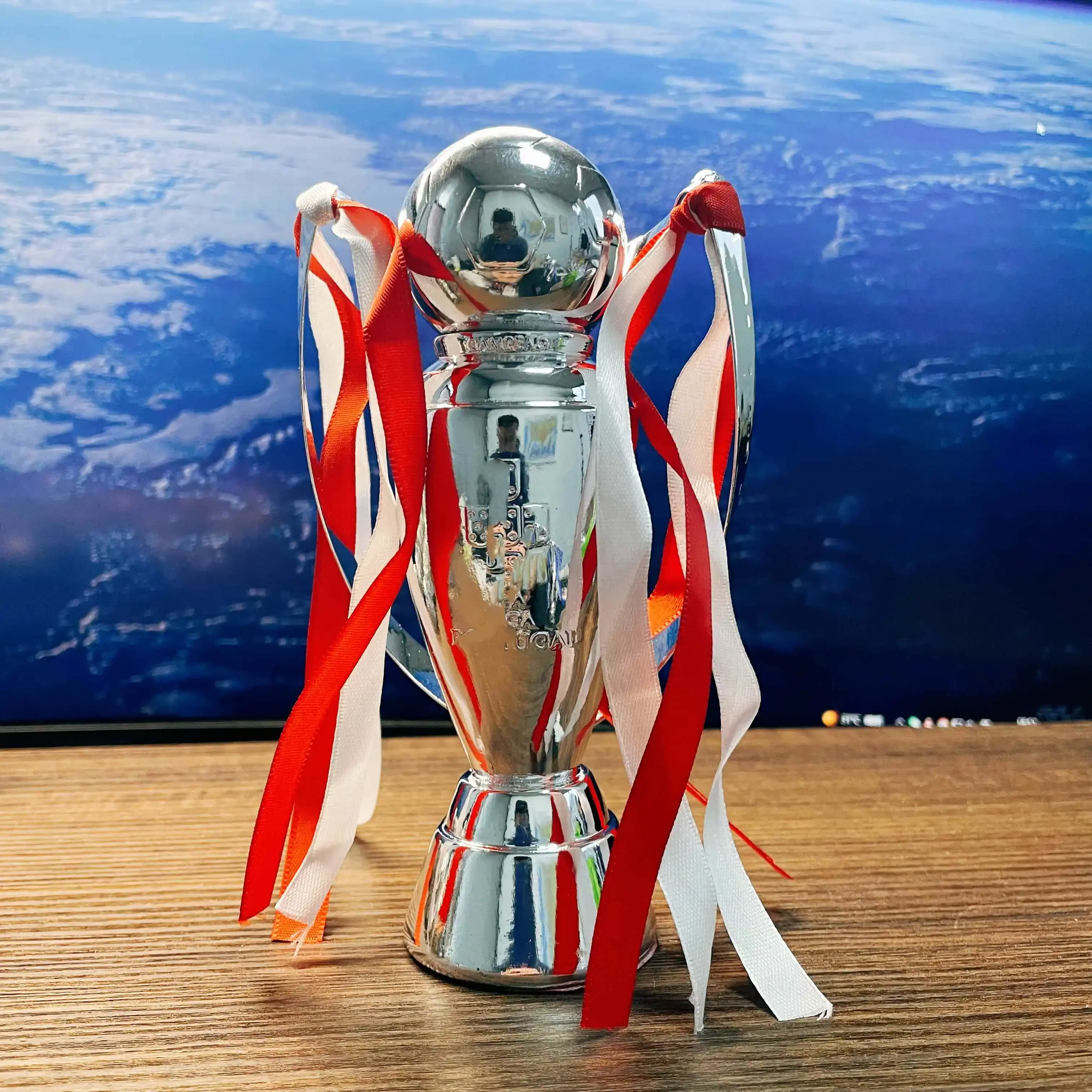 

Приз чемпионов футбольной лиги Португалии с красными лентами высотой 16 см и металлическим корпусом