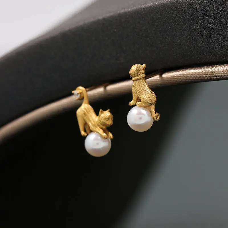 

2022 New Fashion Retro Golden Cat Pearl Earrings for Woman Elegant Gold Pearl Cat Stud Earrings Wedding Jewelry Wholesale Gift