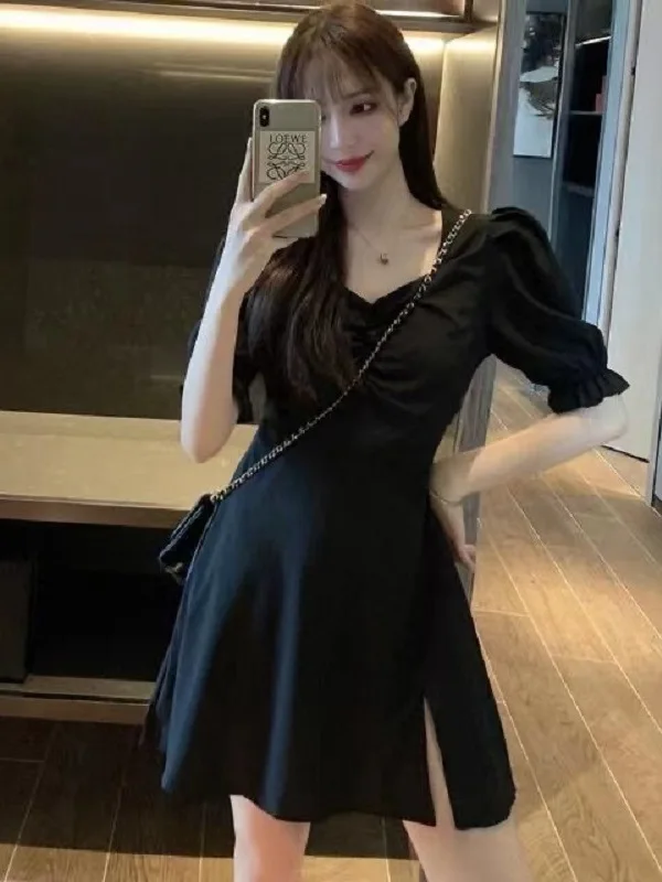 Платье летнее приталенное с V-образным вырезом и разрезом 2LWT