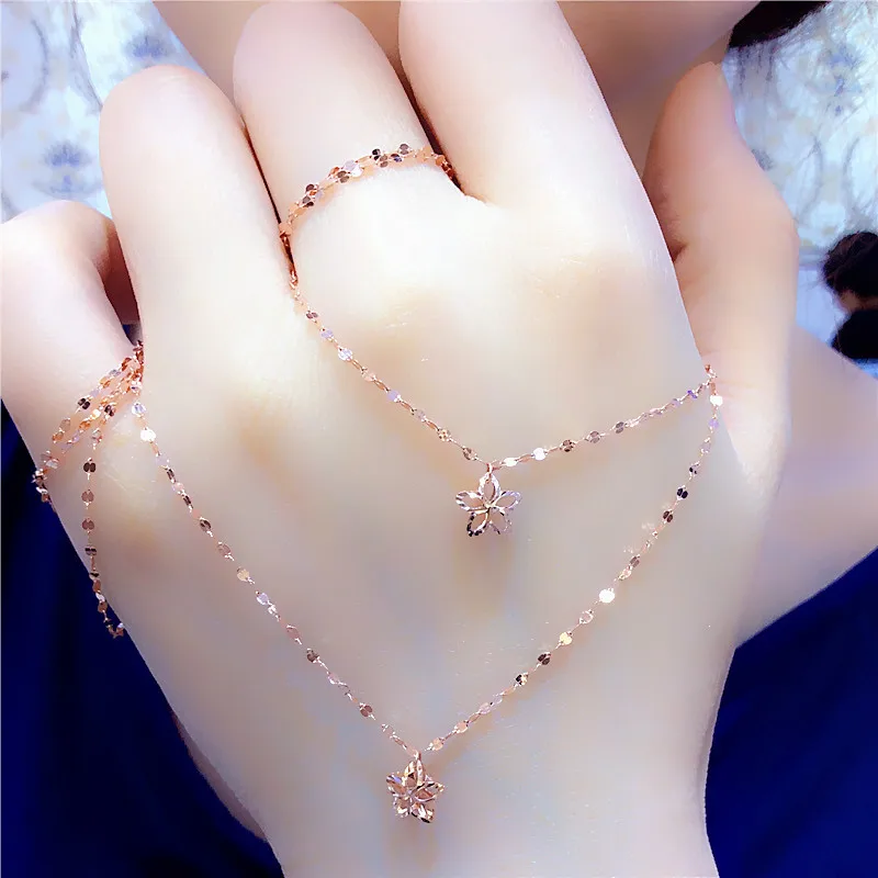

Ladies Necklace Russian Purple Gold 14K Rose Gold Small Flower Clavicle Kiss Chain Fashion Hollow Necklace
