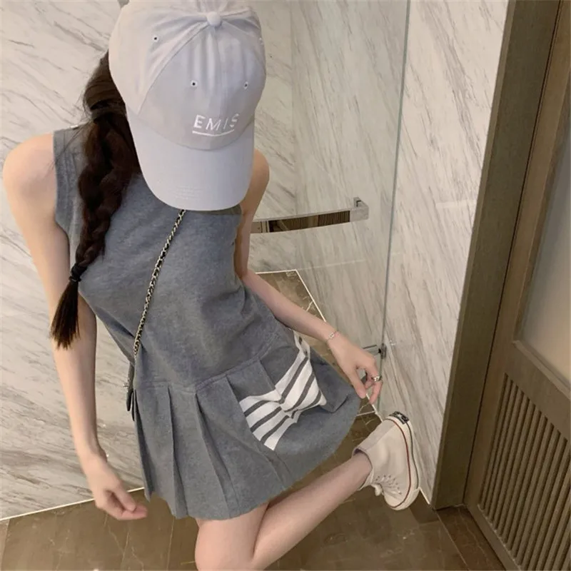 Женское трикотажное платье-жилет в студенческом стиле |