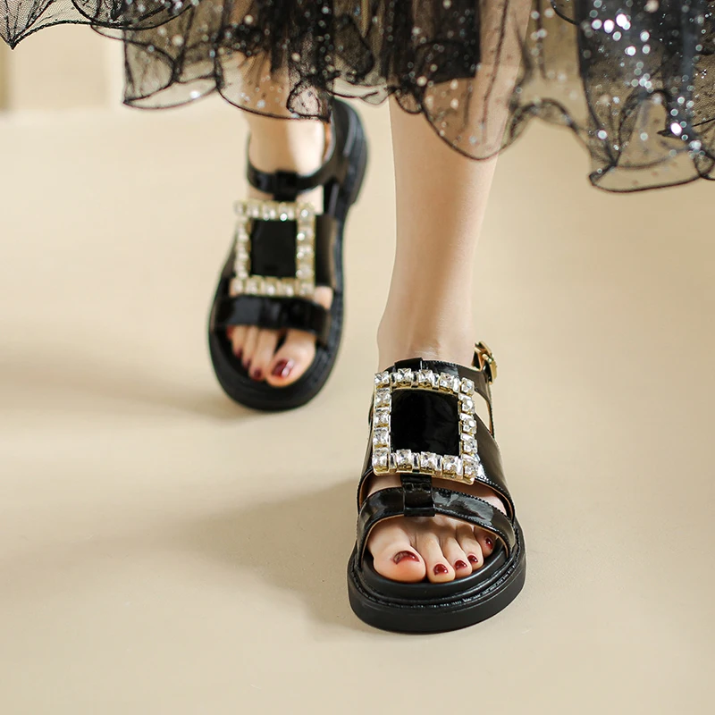 

2022 Summer Flat Heel Sandals Cowhide Patent Leather Open Toe Casual Sandles With Buckl Crystal Daily Outwear Beach Shoes