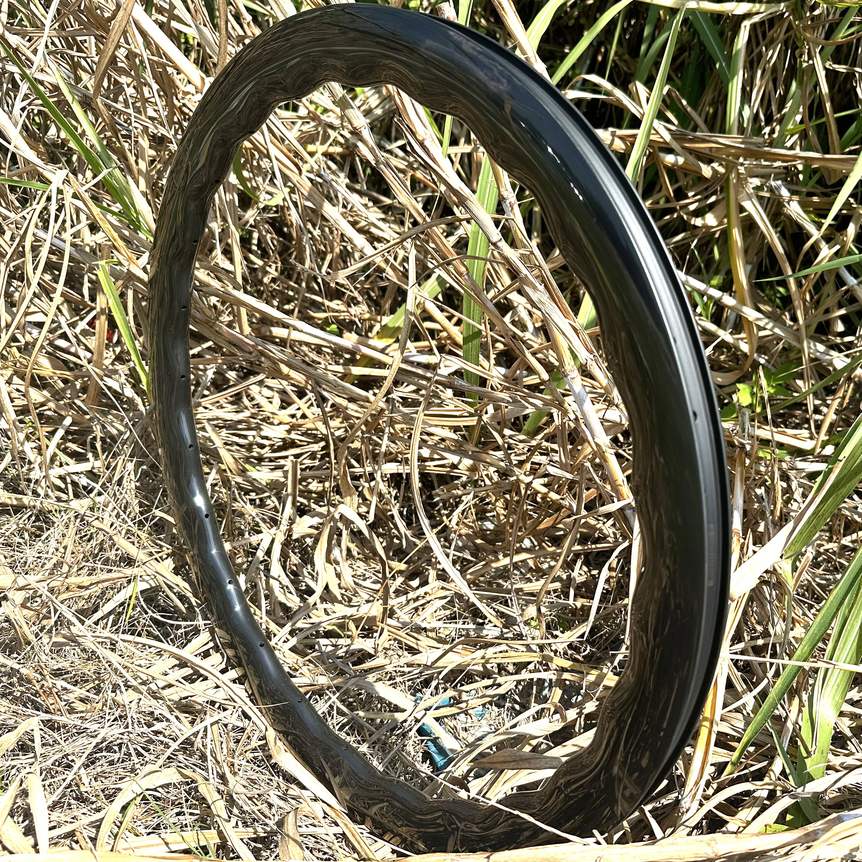 700C Гравийные дорожные карбоновые диски волнистой формы шириной 28 мм