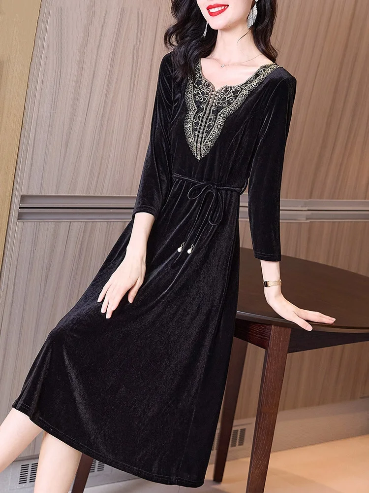 

ZUO MAN RU Autumn 2022 New Women's Dress Temperament Celebrity Style Medium Long Slim Black Velvet Embroidered Dress