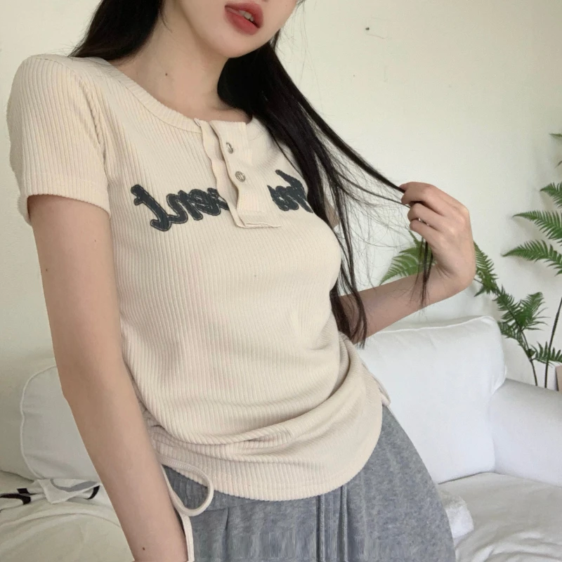 Женская плиссированная футболка на шнурке с коротким рукавом и резьбой Новинка