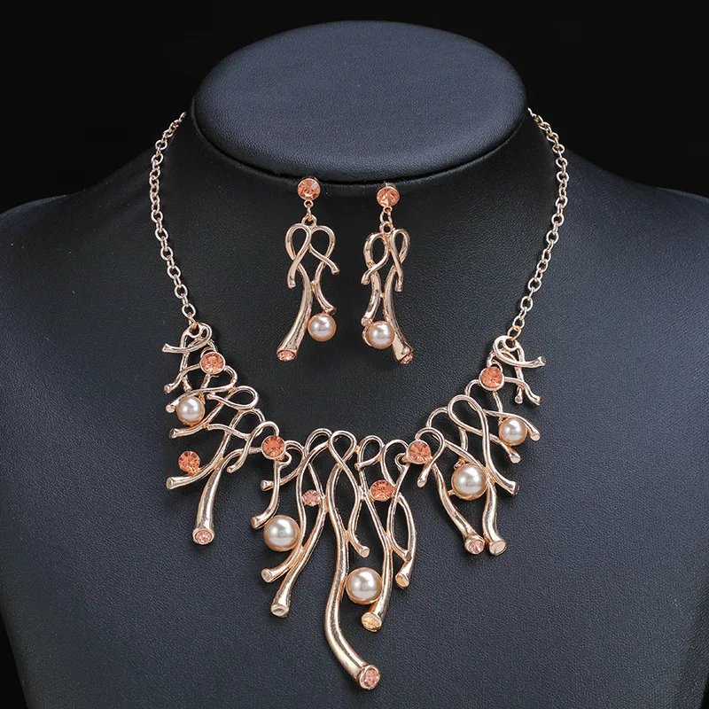 

New 2022 Vintage Jewelry Set Pearl Necklace Set Handmade Light Luxury Niche Pearl Necklace Earrings Two-piece Set