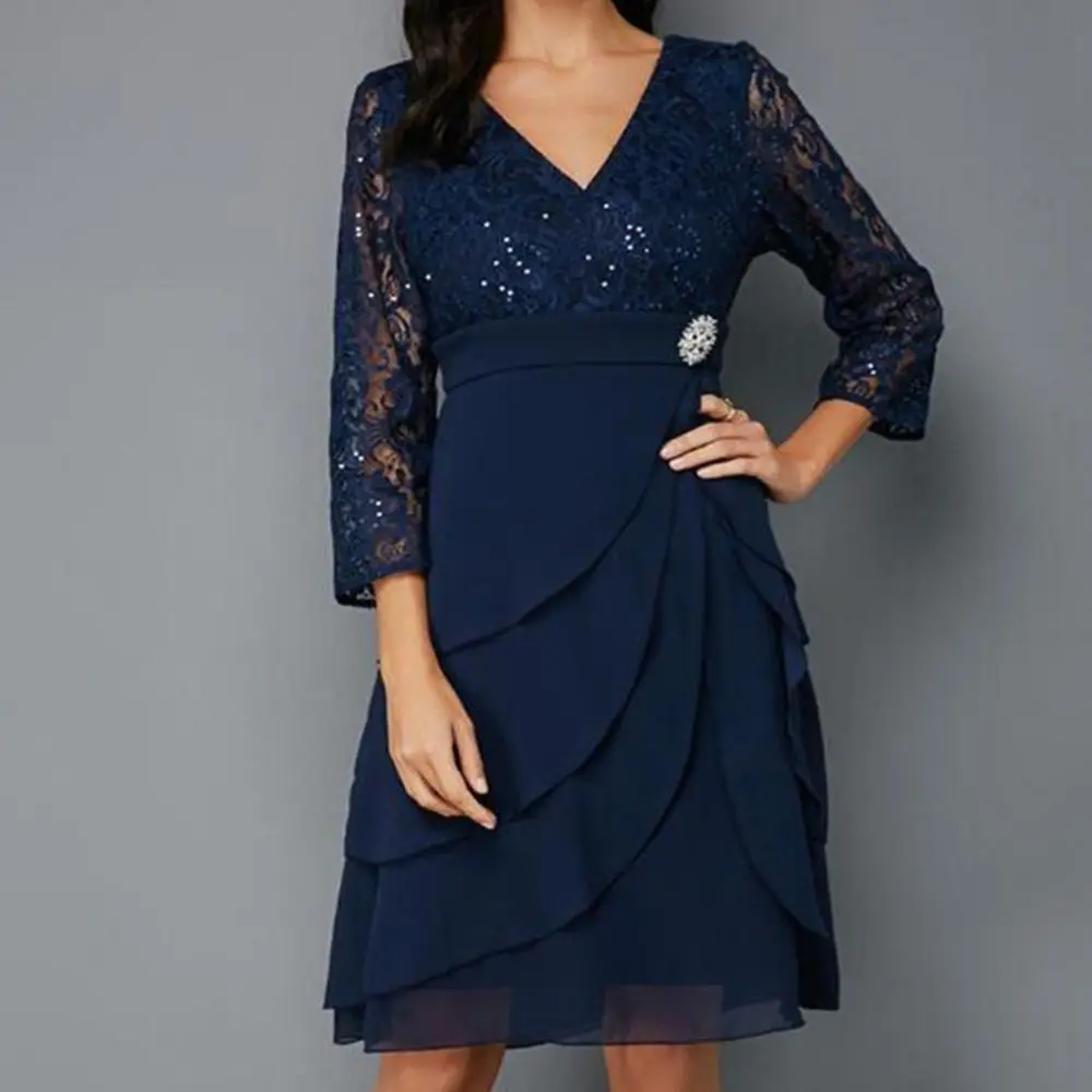 

2022 New Stunning Navy Blue Short Mother of the Bride Dresses With Sleeves Lace Top V Neck Wedding Party Gowns Tier Skirt