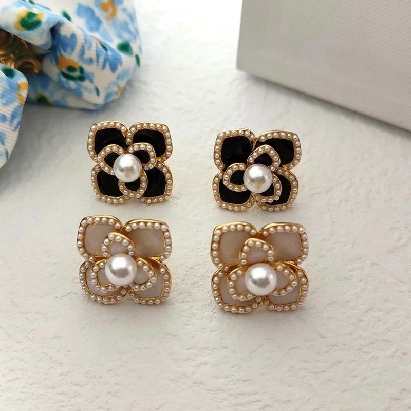 

Женские серьги-гвоздики с искусственным жемчугом и эмалью