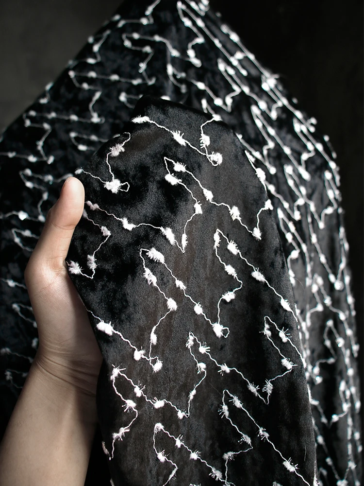 Нишевое бархатное черно-белое жаккардовое текстурное платье с вышивкой для