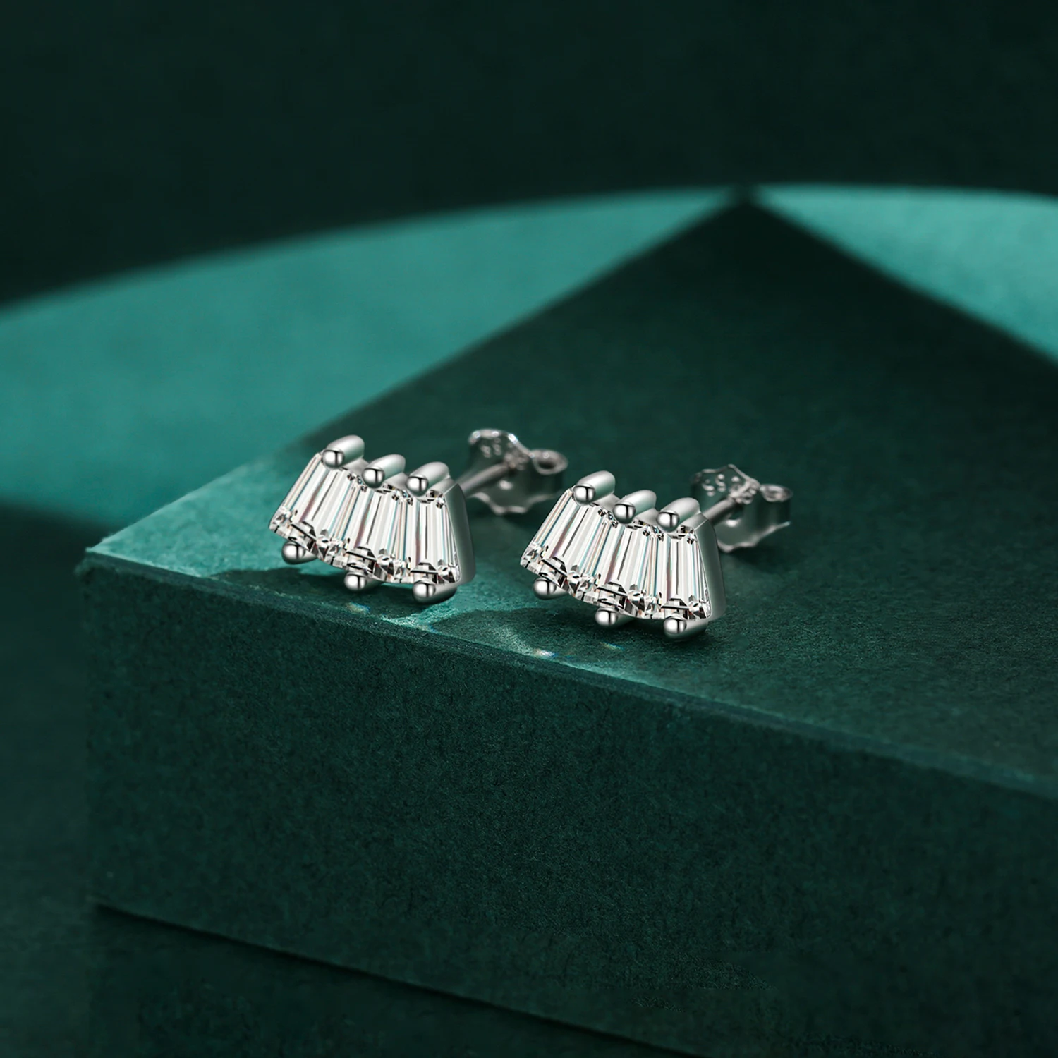 Серьги-гвоздики женские из серебра 100% пробы с фианитами