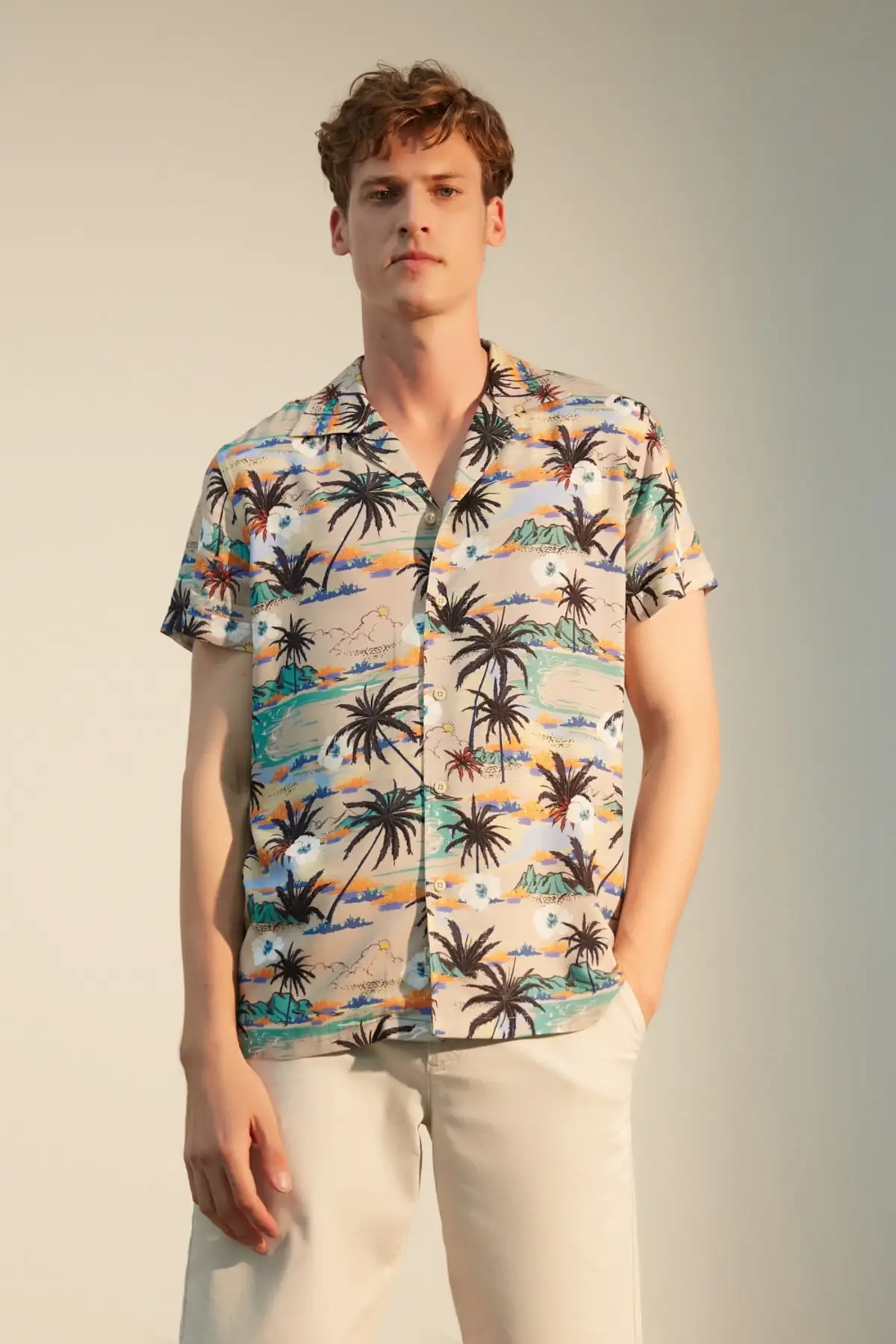 

Мужская рубашка с разноцветным принтом