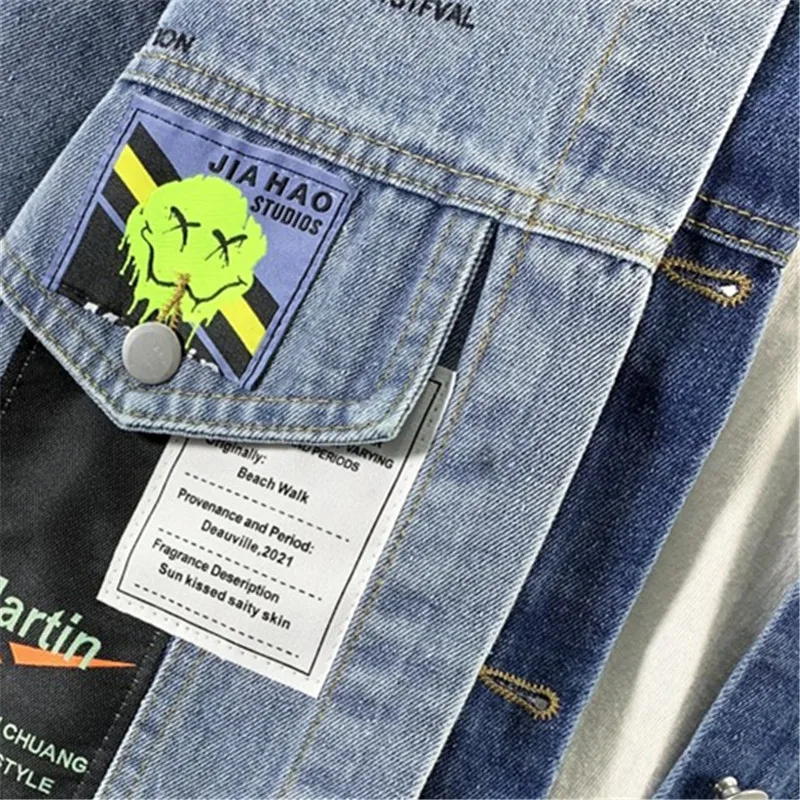 Женская джинсовая куртка с карманами свободная составного кроя отворотами и