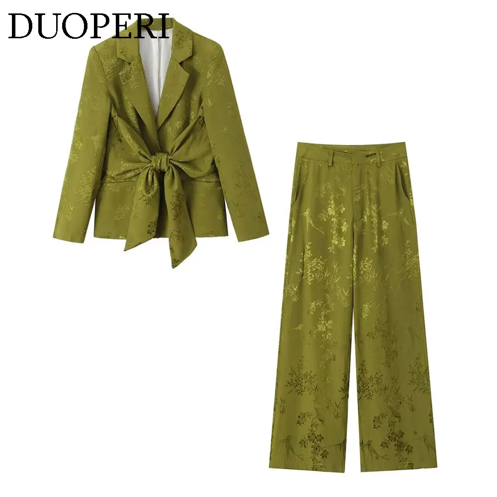 Комплект из жаккардового пиджака и брюк с длинным рукавом