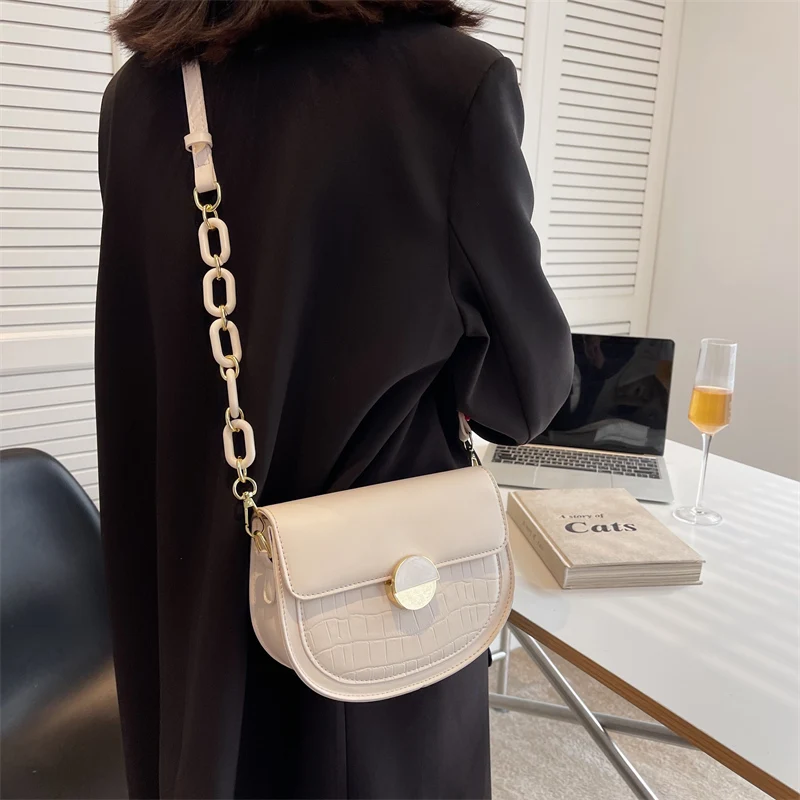 Сумка-мессенджер на плечо женская маленький саквояж цепочке дизайнерский