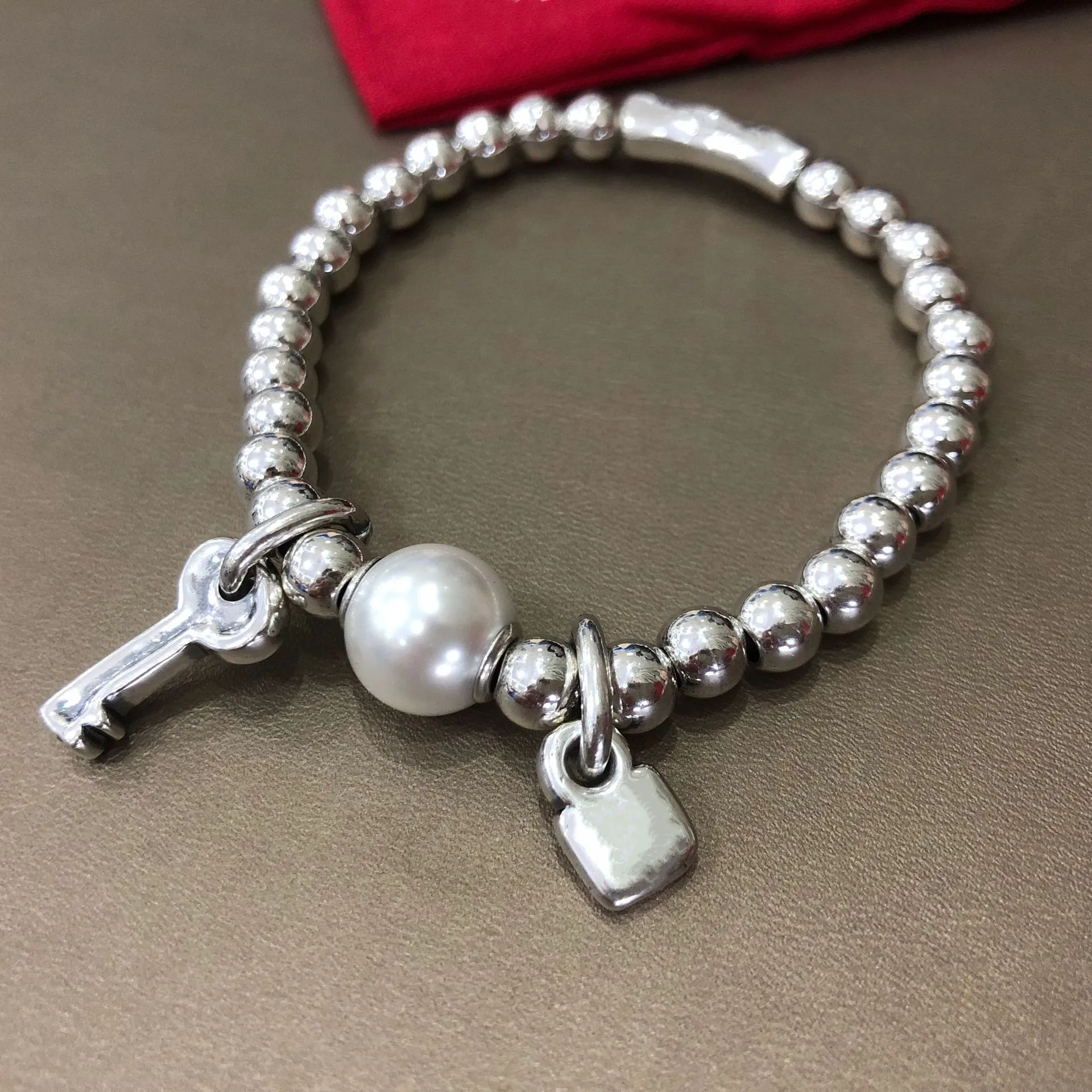 

High Quality European and American Original Fashion Electroplating 925 Silver Pearl Key and Lock Bracelet Holiday Jewelry Gift