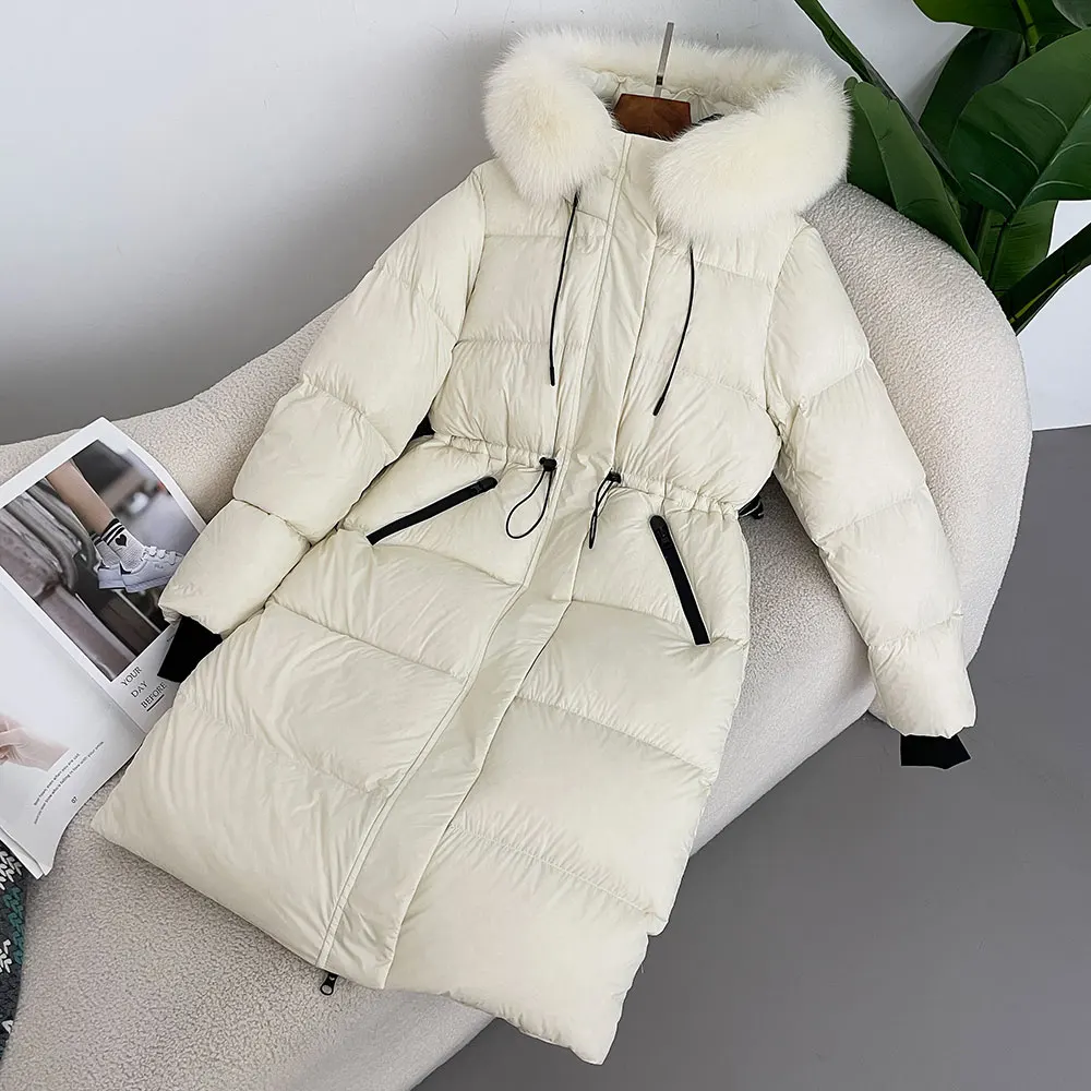 Женское длинное теплое пальто на белом утином пуху с воротником из лисьего меха и