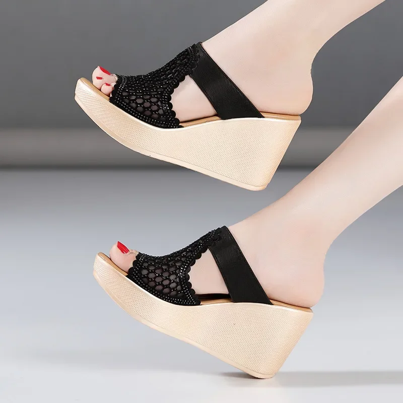 Женские шлепанцы на танкетке 8 см элегантные танкетки с вырезами высокий каблук