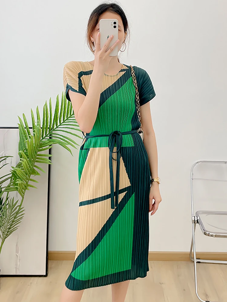 Женское плиссированное платье с поясом Delocah разноцветное пляжное миди коротким