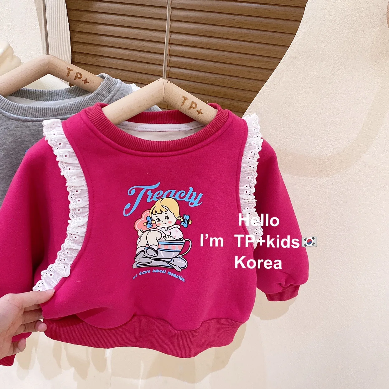 

2023 Children Girl Autumn Winter Shirts Patched Lace Ruffles Pullover Tops Cotton Thick Printed Cartoon Shirt Infant Girls Tops