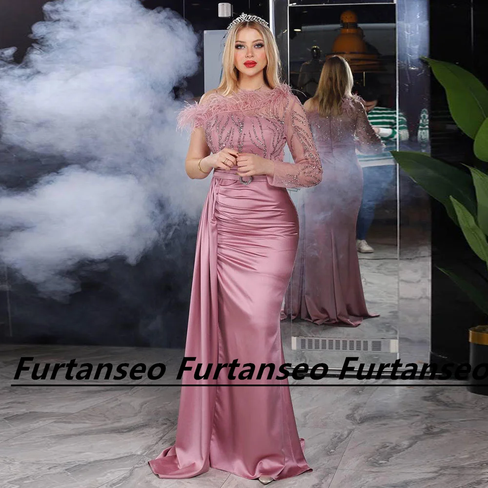 

Женское платье на одно плечо, с перьями и поясом-русалкой