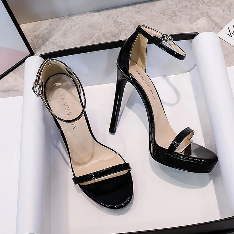 Женские босоножки из лакированной кожи на высоком каблуке и платформе