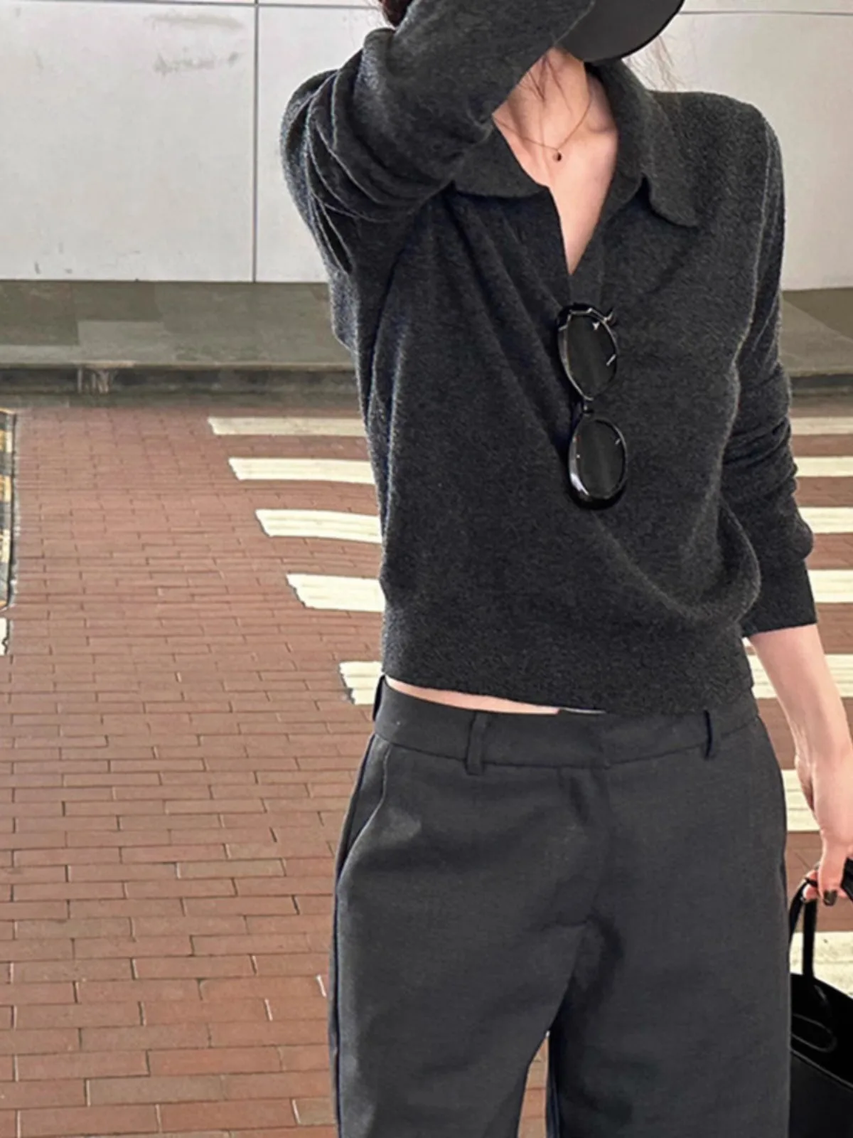 Темпераментный простой серый короткий кашемировый свитер с воротником-поло