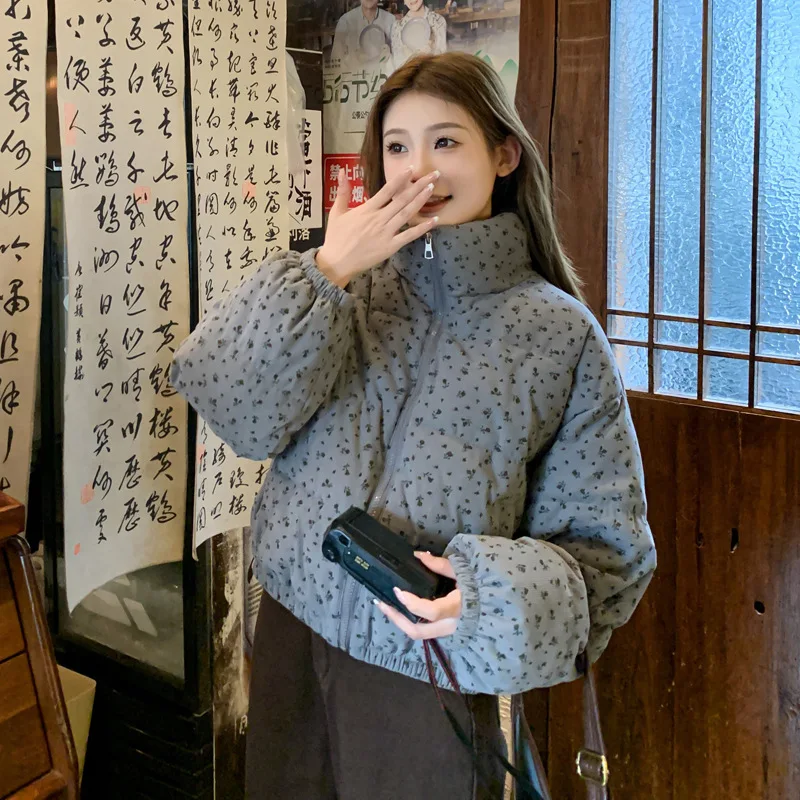 Женская куртка с небольшим цветочным принтом зимняя короткая приталенная