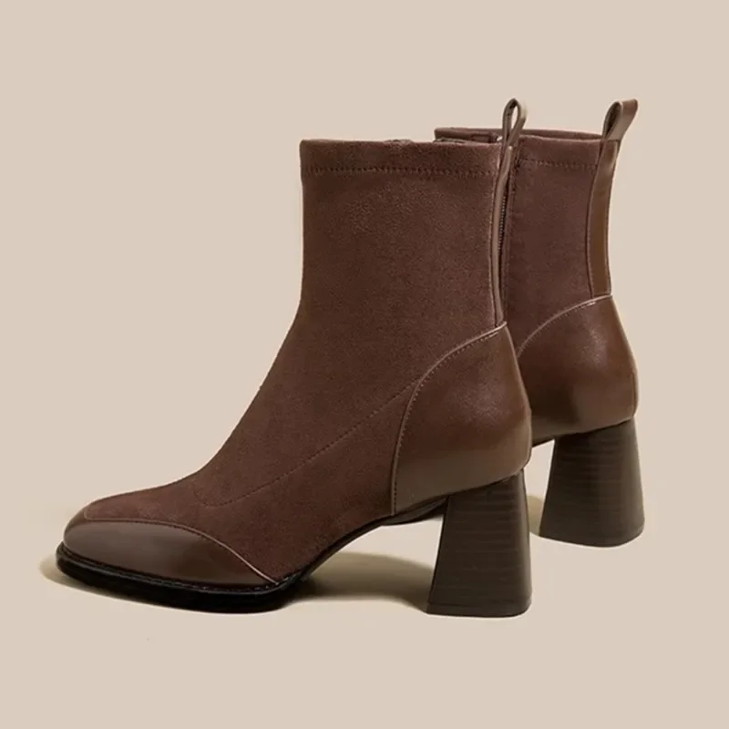 Модные короткие сапоги на толстом каблуке новинка зимы 2024 замшевые с квадратным