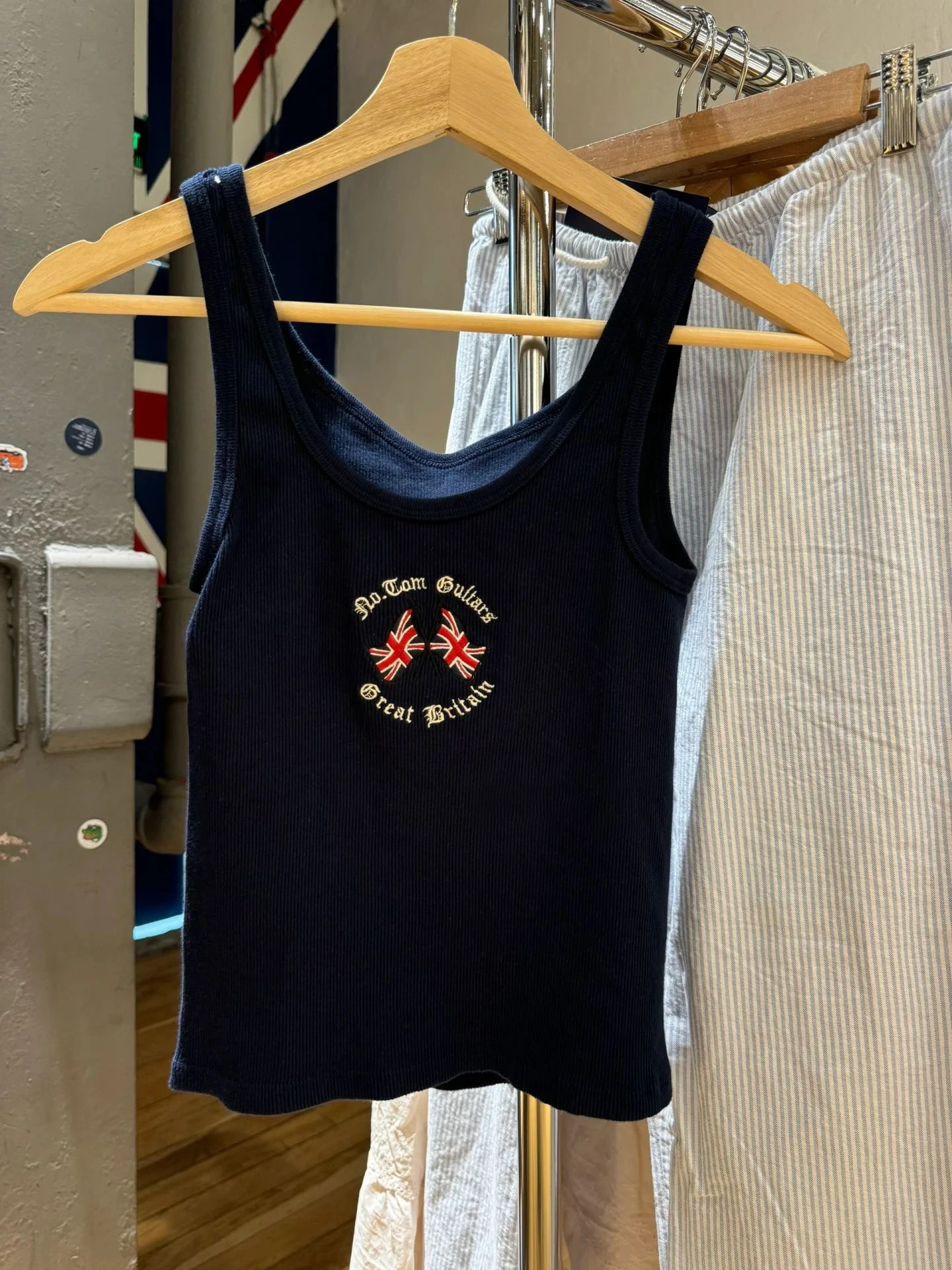 Женский топ в рубчик с вышивкой флага и буквенным принтом летний хлопковый