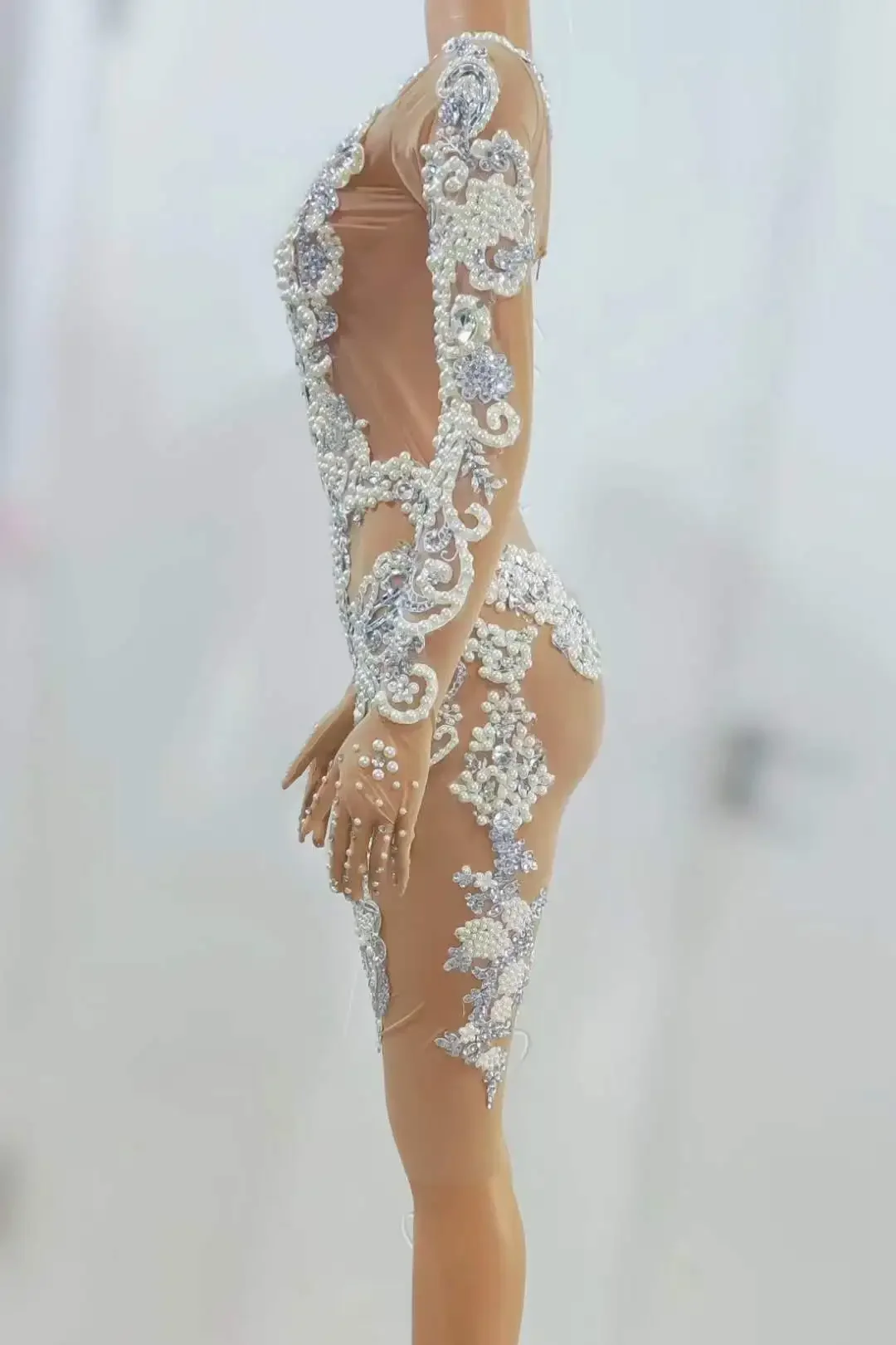 Прозрачное сетчатое женское мини-платье с длинным рукавом и стразами жемчугом