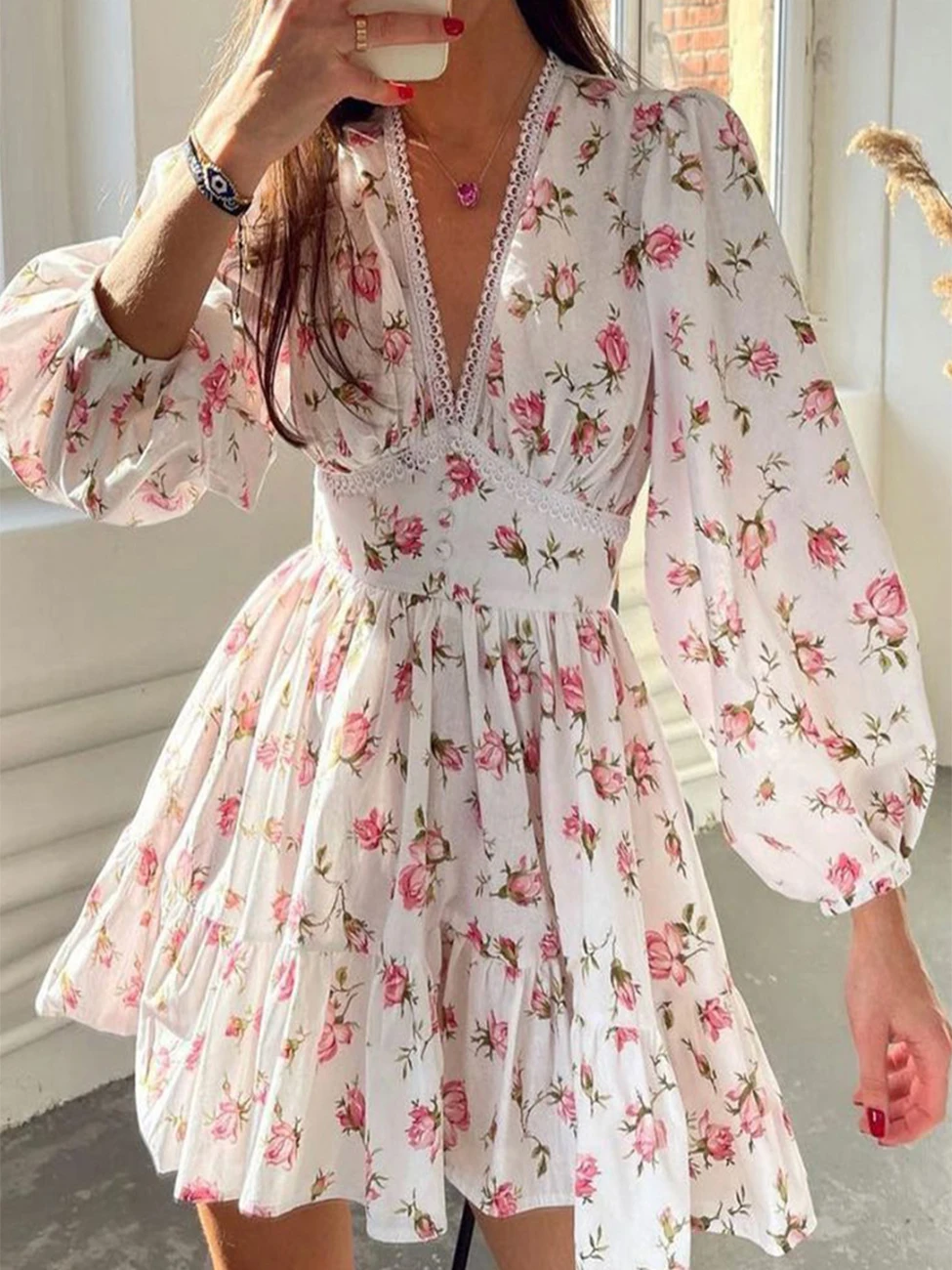 

Платье-мини женское с цветочным принтом, v-образным вырезом и оборками